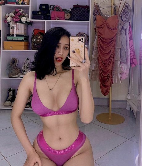 Naakte gelekte OnlyFans-foto van Kieu Oanh