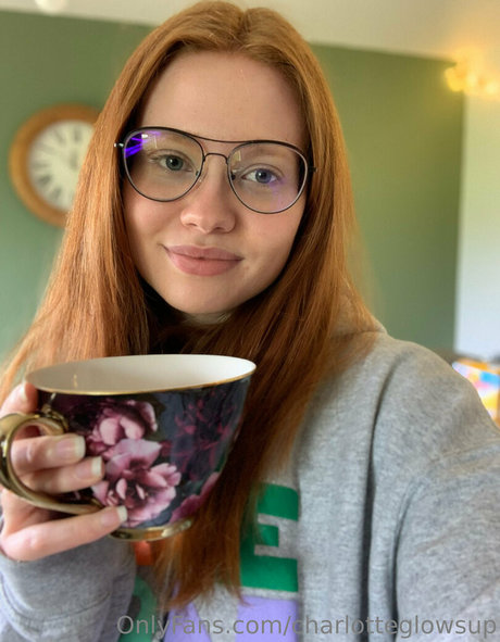 Naakte gelekte OnlyFans-foto van Charlotteglowsup