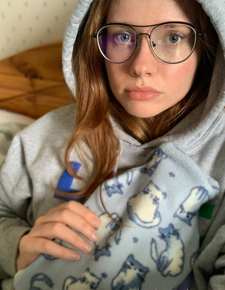 Naakte gelekte OnlyFans-foto van Charlotteglowsup