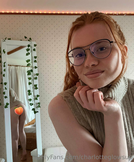 Naakte gelekte OnlyFans-foto van Charlotteglowsup