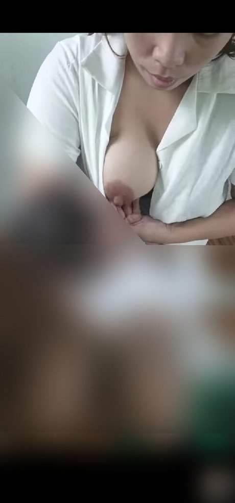 Naakte gelekte OnlyFans-foto van Mama Len