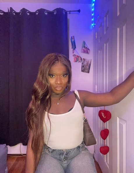 Naakte gelekte OnlyFans-foto van Sissyserayah