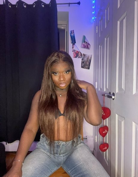Naakte gelekte OnlyFans-foto van Sissyserayah