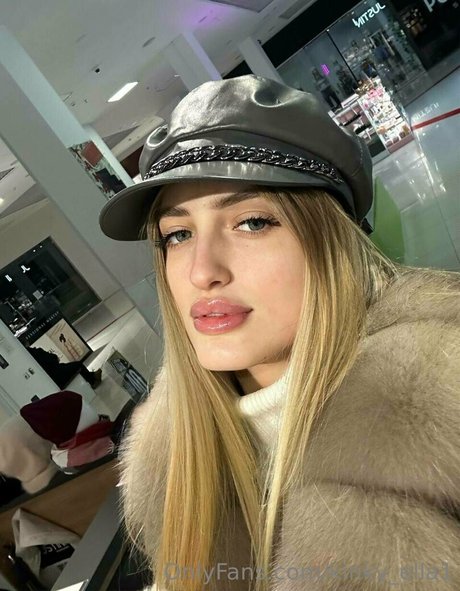 Naakte gelekte OnlyFans-foto van Kinkyella1
