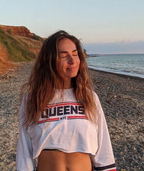 Naakte gelekte OnlyFans-foto van Anna Adamovich