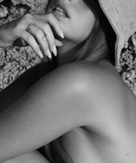 Naakte gelekte OnlyFans-foto van Arbel