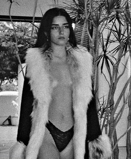 Naakte gelekte OnlyFans-foto van Ella Grossman