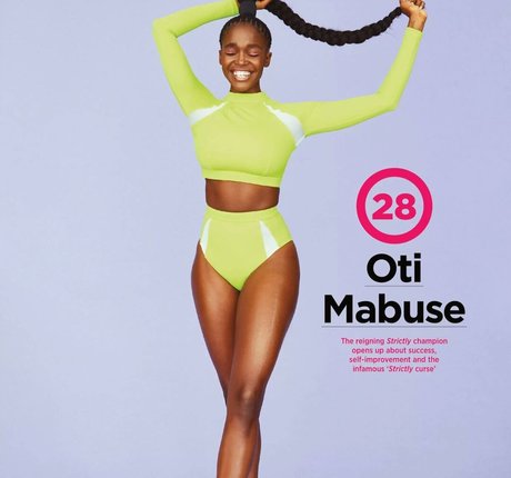 Naakte gelekte OnlyFans-foto van Oti Mabuse