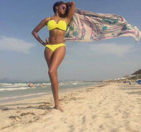 Naakte gelekte OnlyFans-foto van Oti Mabuse