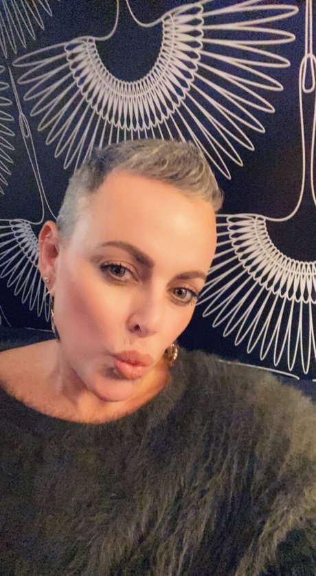 Naakte gelekte OnlyFans-foto van Madame Elise