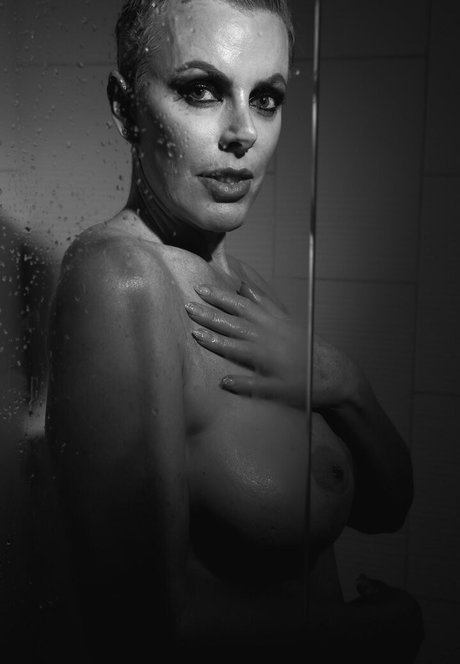 Naakte gelekte OnlyFans-foto van Madame Elise
