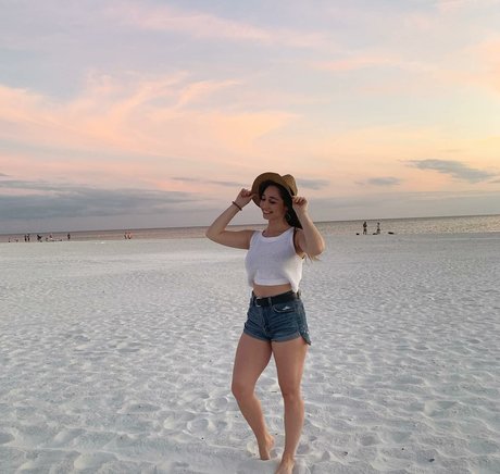 Naakte gelekte OnlyFans-foto van Felicia Hofner