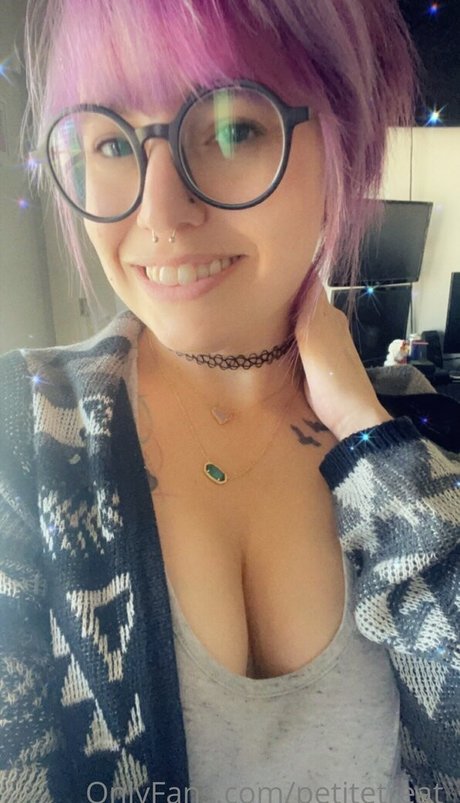 Naakte gelekte OnlyFans-foto van Petitetreat