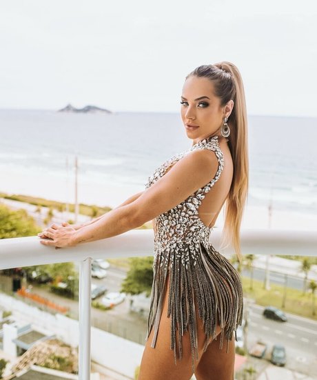 Naakte gelekte OnlyFans-foto van Gabi Martins