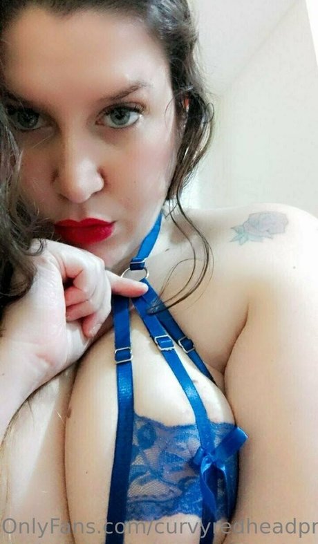 Naakte gelekte OnlyFans-foto van Curvyredheadpromo