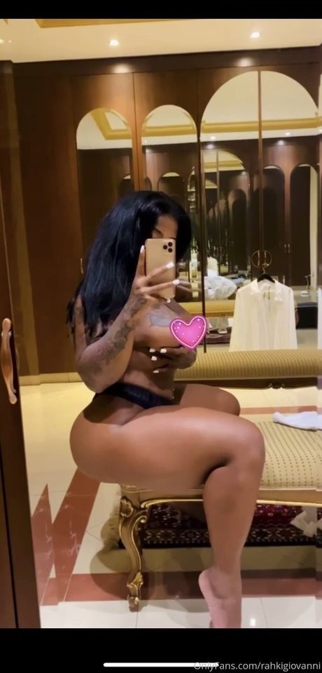 Naakte gelekte OnlyFans-foto van Rahkigiovanni