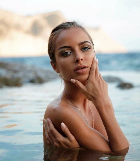 Naakte gelekte OnlyFans-foto van Chiara Bransi