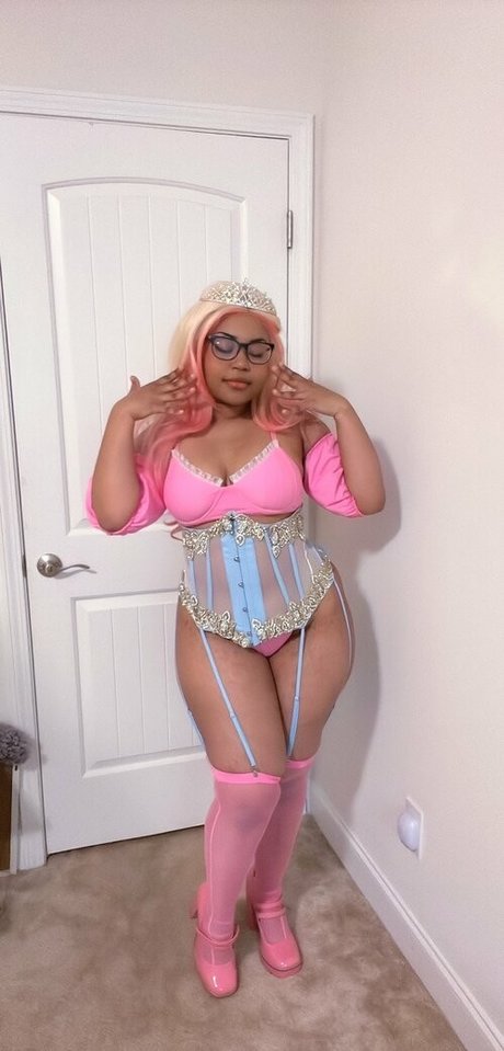Naakte gelekte OnlyFans-foto van Ria Parker