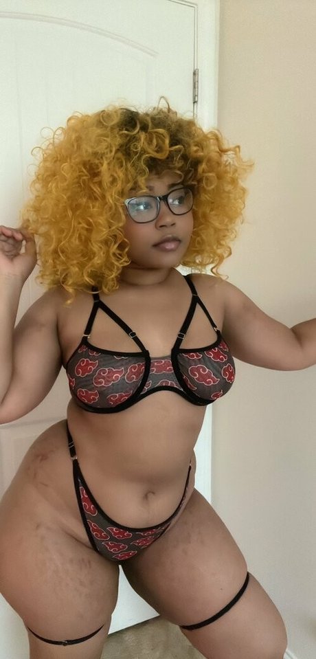 Naakte gelekte OnlyFans-foto van Ria Parker