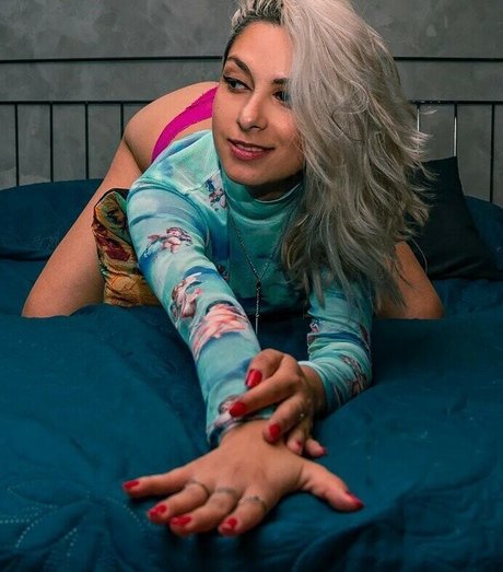 Naakte gelekte OnlyFans-foto van Emilia Kira