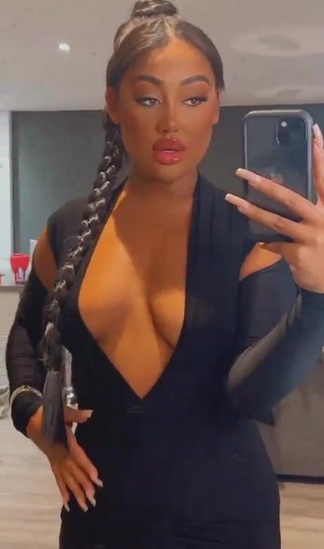 Naakte gelekte OnlyFans-foto van Marlie Lewis