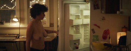 Naakte gelekte OnlyFans-foto van Alia Shawkat