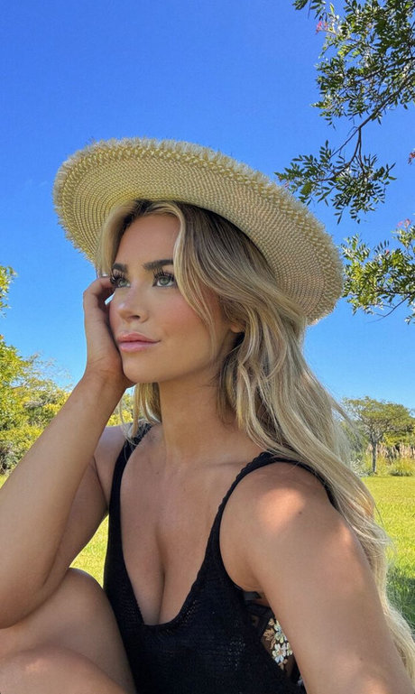 Naakte gelekte OnlyFans-foto van Em1ly El1zabeth