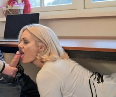 Naakte gelekte OnlyFans-foto van Kim Holland