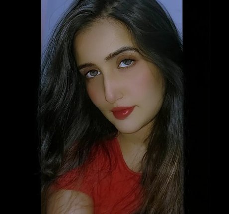 Naakte gelekte OnlyFans-foto van Aniza Hazel