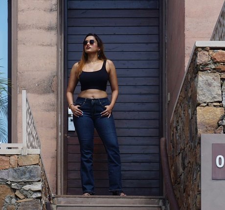 Naakte gelekte OnlyFans-foto van Akanksha Jain