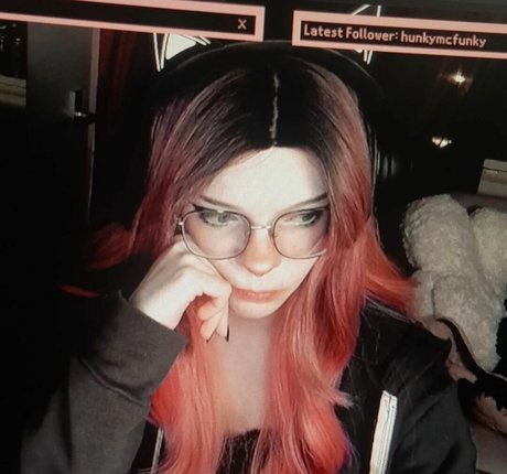 Naakte gelekte OnlyFans-foto van Porcelain Ghoul