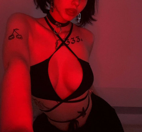 Naakte gelekte OnlyFans-foto van Shawtysuzi