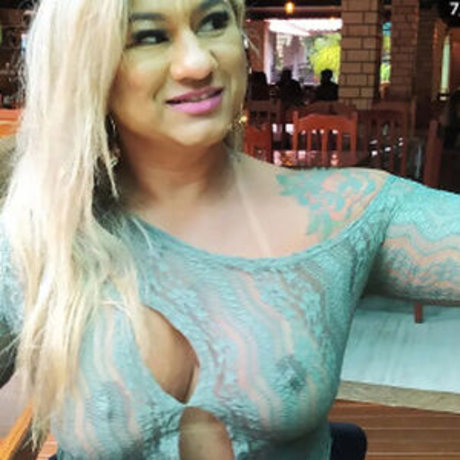 Naakte gelekte OnlyFans-foto van Esther Exhib
