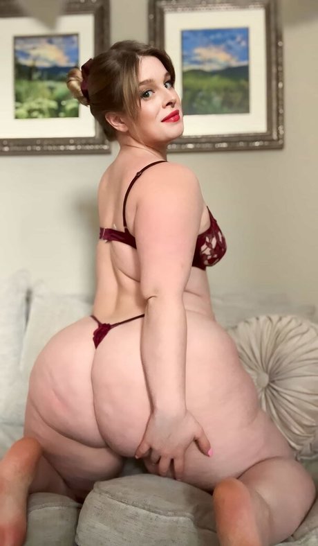Curvy_Krysta
