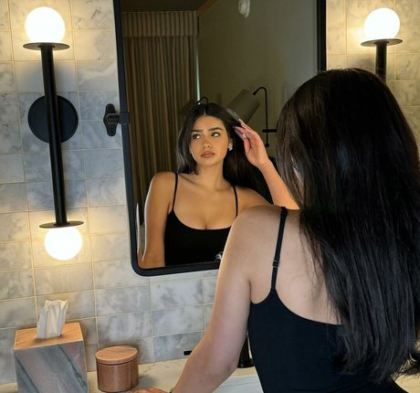 Naakte gelekte OnlyFans-foto van Alexandra Bull