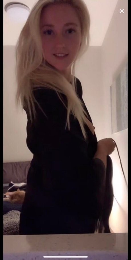 Naakte gelekte OnlyFans-foto van Paige Loren