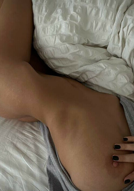 Naakte gelekte OnlyFans-foto van Ayakaomi