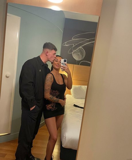 Naakte gelekte OnlyFans-foto van Chloe Panchal