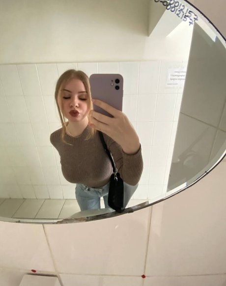 Naakte gelekte OnlyFans-foto van Katrlvinaa
