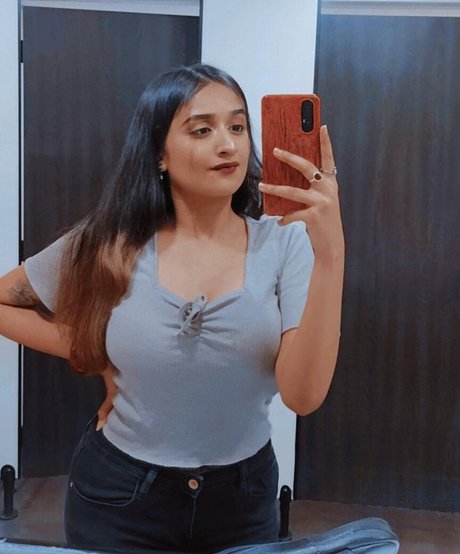 Naakte gelekte OnlyFans-foto van Ruchika Tandon