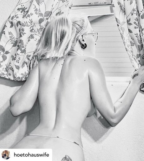 Naakte gelekte OnlyFans-foto van Hoetohauswife