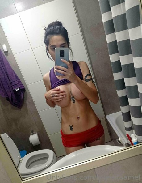 Naakte gelekte OnlyFans-foto van Mielsitaamel