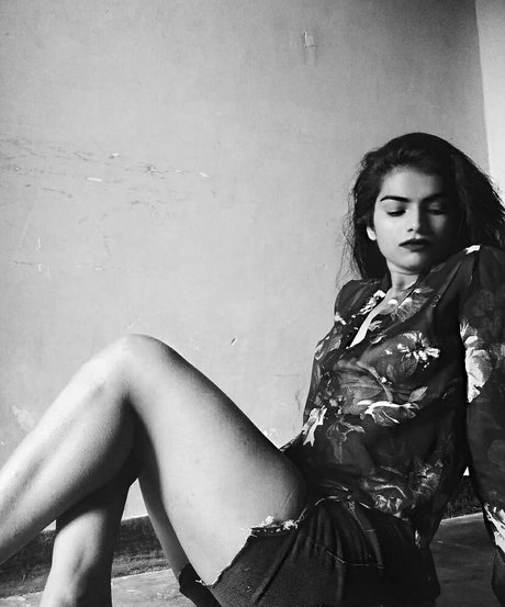 Naakte gelekte OnlyFans-foto van Nidhi Goel