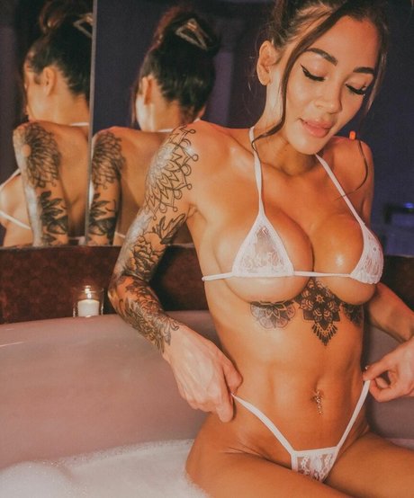 Naakte gelekte OnlyFans-foto van Leena Wild