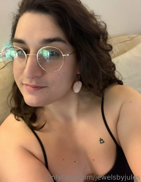 Naakte gelekte OnlyFans-foto van Jewelsbyjules