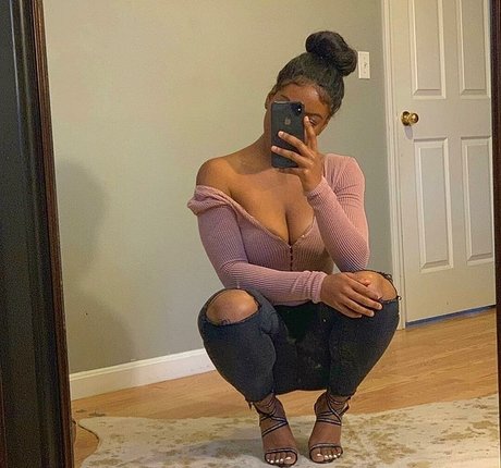 Naakte gelekte OnlyFans-foto van Edwina Wehjla