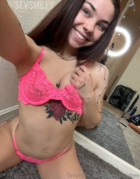 Naakte gelekte OnlyFans-foto van Sevsmileyfree