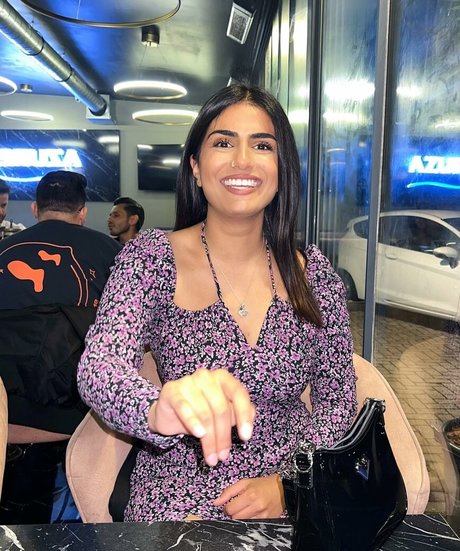 Naakte gelekte OnlyFans-foto van Tindy Kaur