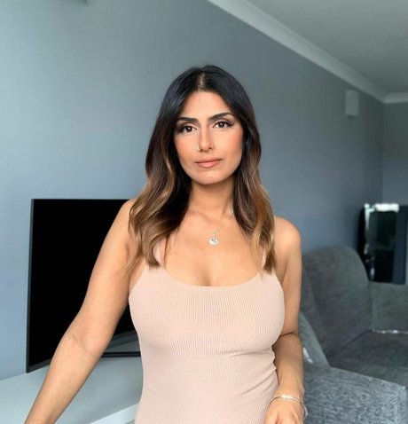 Naakte gelekte OnlyFans-foto van Tindy Kaur