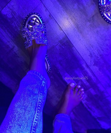 Naakte gelekte OnlyFans-foto van Jessyfeetparis